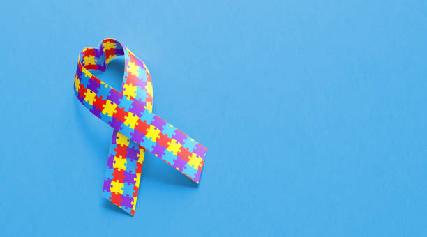 ハート型の青の背景に自閉症意識のリボン - social awareness symbol 写真 ストックフォトと画像