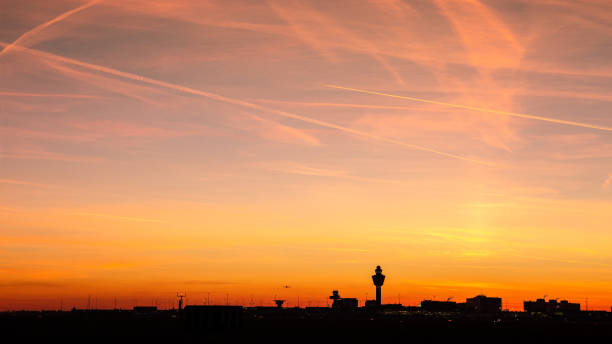 amsterdam schiphol flughafen sonnenuntergang - amsterdam airport stock-fotos und bilder