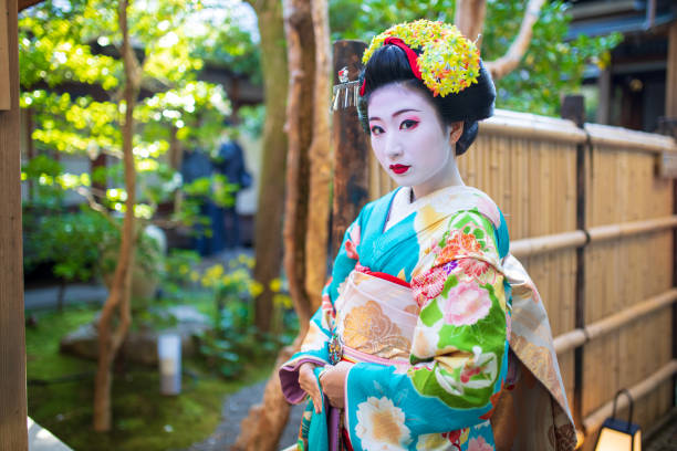maiko apprentice geisha a piedi nella città di gion, kyoto - stage makeup make up women body paint foto e immagini stock