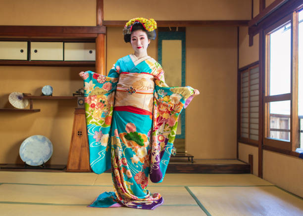 ragazza maiko in posa nella stanza giapponese tatami - stage makeup make up women body paint foto e immagini stock