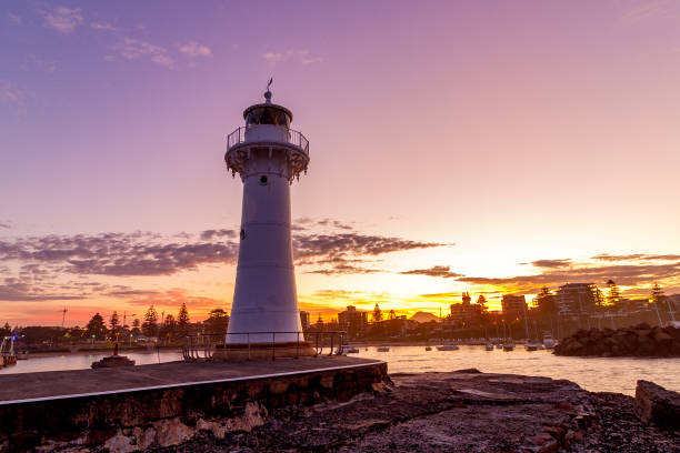 Breakwater Lighthouse, Wollongong Harbour Wollongong's Breakwater Lighthouse at sunset on a spring afternoon. groyne stock pictures, royalty-free photos & images