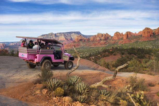 różowy jeep teren pojazdu turyści sedona arizona broken arrow slick rock - off road vehicle obrazy zdjęcia i obrazy z banku zdjęć