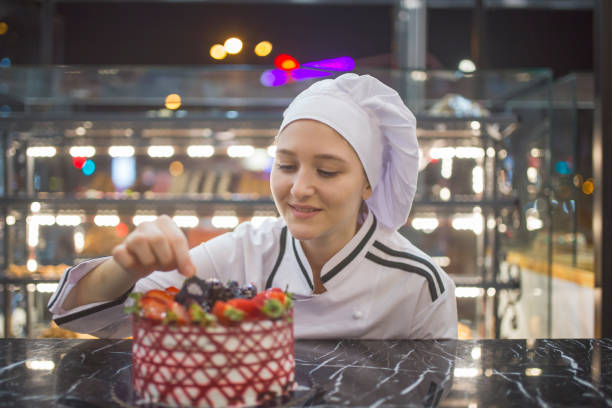 イチゴのチョコレート ケーキのデコレーション - cake women confectioner photography ストックフォトと画像