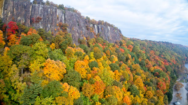 北ニュージャージーのハドソン川のパリセーズ崖の秋景色 - landscape usa vibrant color riverbank ストックフォトと画像