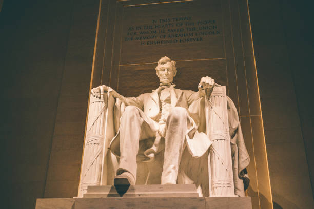 istock Lincoln Memorial Lit up at Night 1068083422