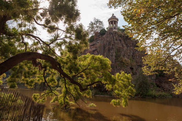 istock Parc des Buttes Chaumont 1068096166