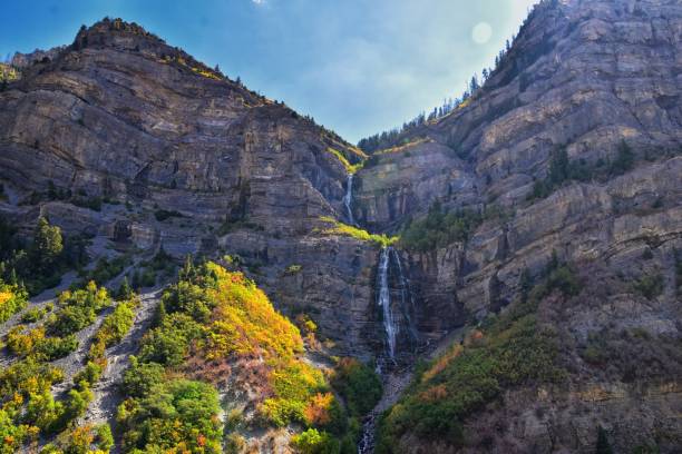 bridal veil falls es una cascada doble catarata de 607 pies de altura (185 metros) en el extremo sur del cañón de provo, cerca de carretera us189 en utah, estados unidos, américa - provo fotografías e imágenes de stock