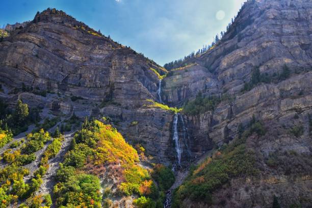 bridal veil falls — двойной водопад с катарактой высотой 607 футов (185 метров) в южной части каньона прово, недалеко от шоссе us189 в штате - provo стоковые фото и изображения