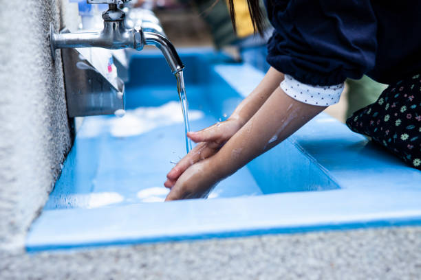 istock Children washing their hands with a father along with their father 1068155204
