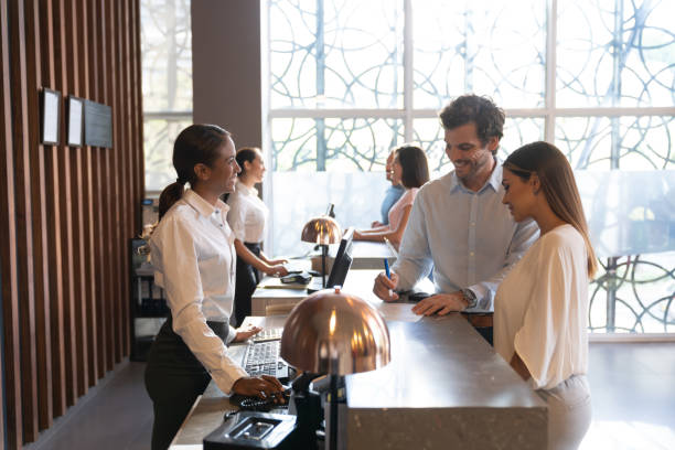 personas en un hotel disfrutando de sus vacaciones en un formulario - hotel reception fotografías e imágenes de stock