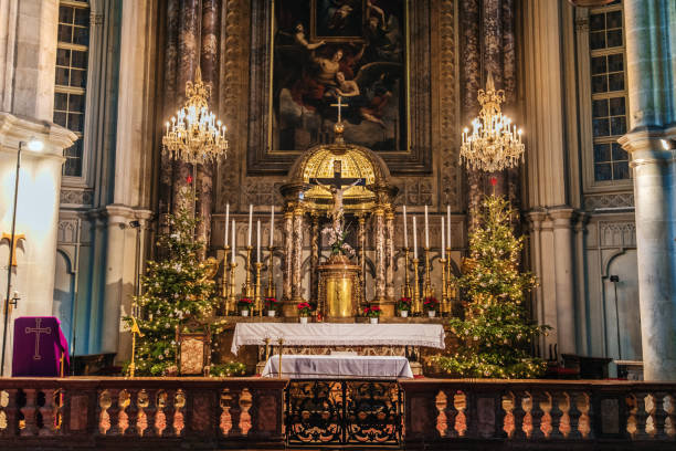 миноритенкирхе рождественские украшения интерьера - altar church vienna gothic style стоковые фото и изображения