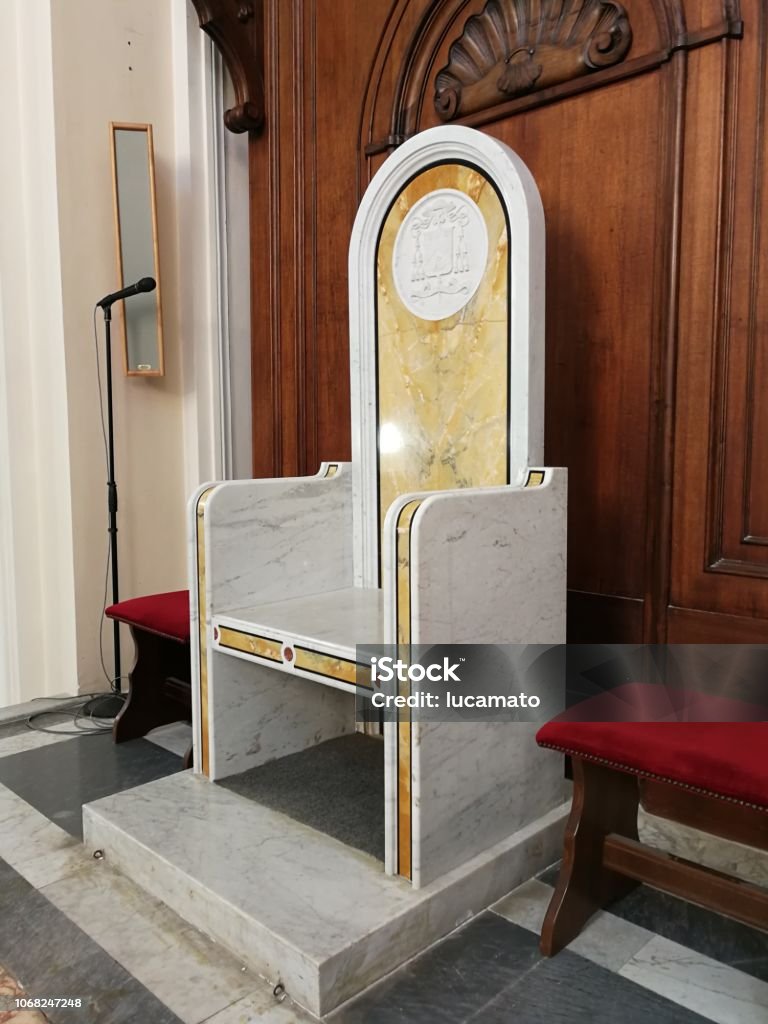 Alife - Seduta em marmo della Cattedrale - Foto de stock de Trono royalty-free