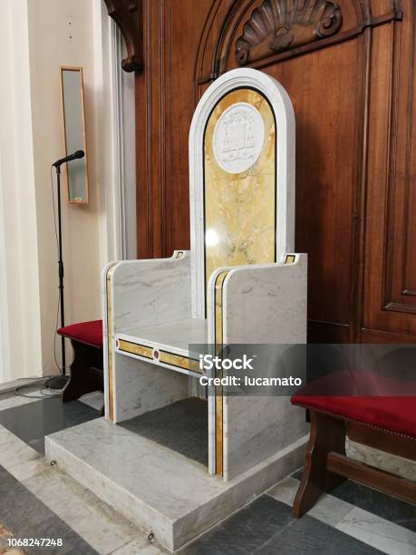 Foto de Alife Seduta Em Marmo Della Cattedrale e mais fotos de stock de Trono - Trono, Abside, Altar