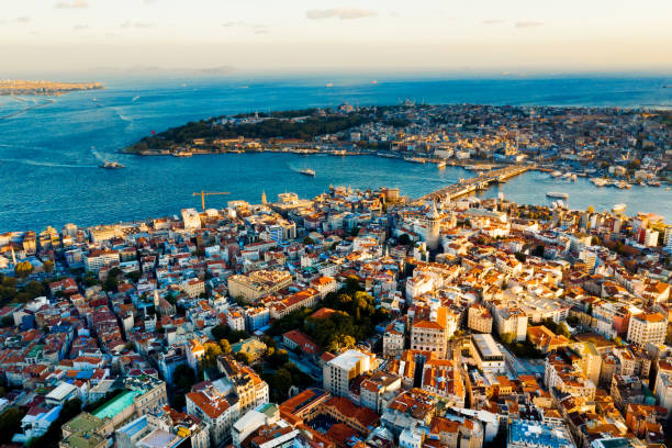 cityscape istanbul 'un alacakaranlıkta, türkiye - galata kulesi fotoğraflar stok fotoğraflar ve resimler