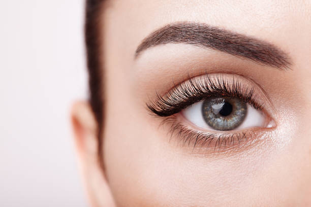 female eye with long false eyelashes - fashion women stage makeup fashion model imagens e fotografias de stock