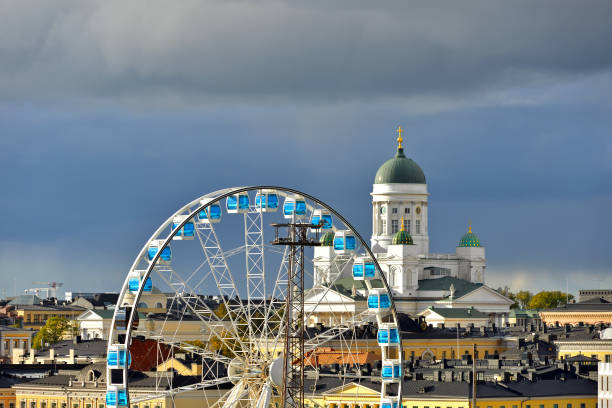 finnair skywheel e finlandês evangélica luterana catedral da diocese de helsínquia (1852) no fundo do escuro céu tempestuoso - helsinki lutheran cathedral - fotografias e filmes do acervo