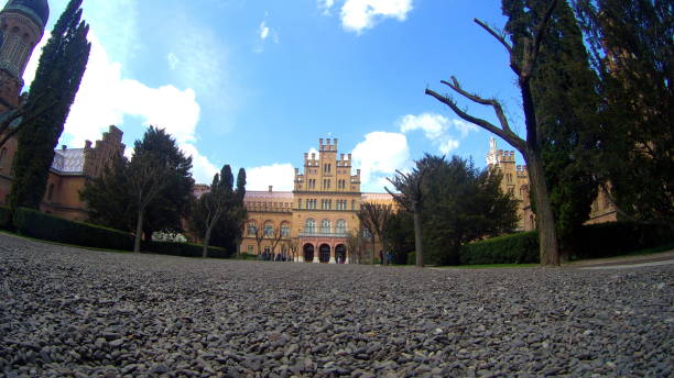 hof mit alten gebäuden. kurve-panorama-ansicht - social history flash stock-fotos und bilder