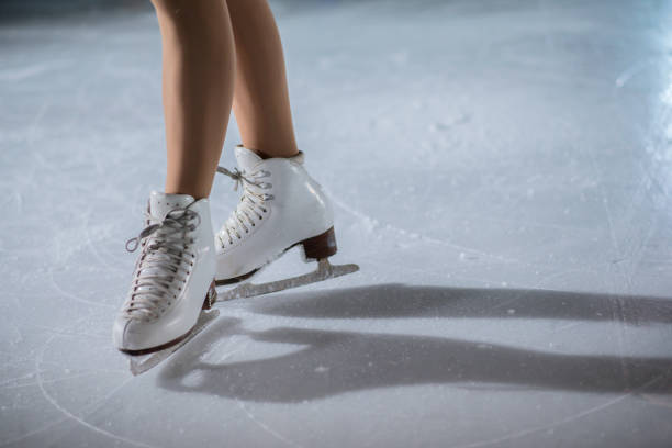 weiße schlittschuhe auf der eisbahn - schlittschuh oder rollschuh stock-fotos und bilder