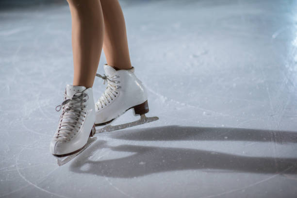 blanc patins sur la patinoire - patinage sur glace photos et images de collection