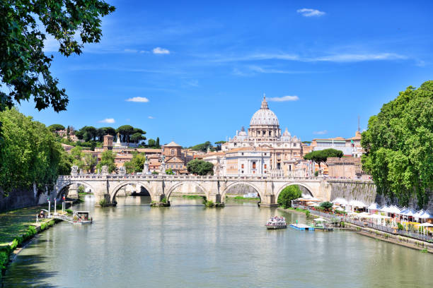 basilica di san pietro - vatican sky summer europe foto e immagini stock