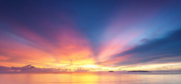 origines du coucher du soleil - beautiful bay sea water photos et images de collection