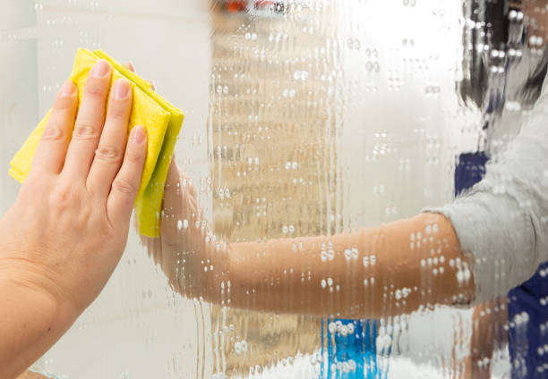 istock Person washing mirror with cloth 1068284430