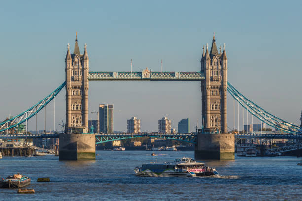 tower bridge di londra con vista sul tamigi e barca turistica sul fiume. - victorian style england architectural styles passenger craft foto e immagini stock