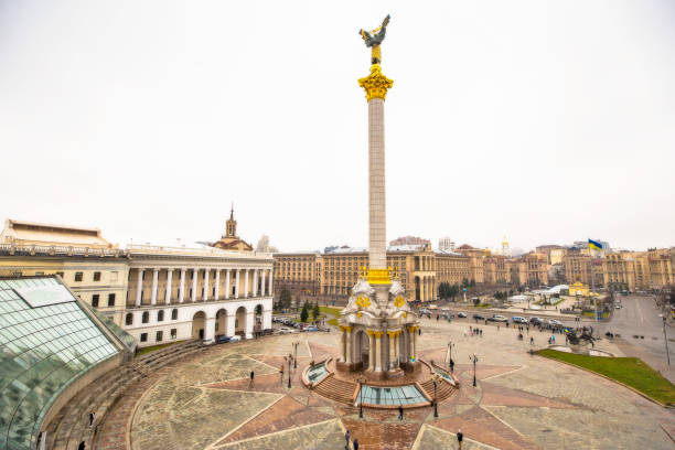 ukraine, kiev ville, place centrale - indépendance. kiev est la capitale de l’ukraine, europe. panoramique vue automnale sur maydan carré central cerclé avec l’architecture du xx siècle. célèbre monument ukrainien. - kiev photos et images de collection