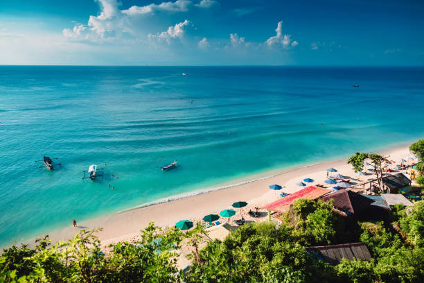 plage tropicale avec des bateaux et le bleu de l’océan tropical island - bali photos et images de collection