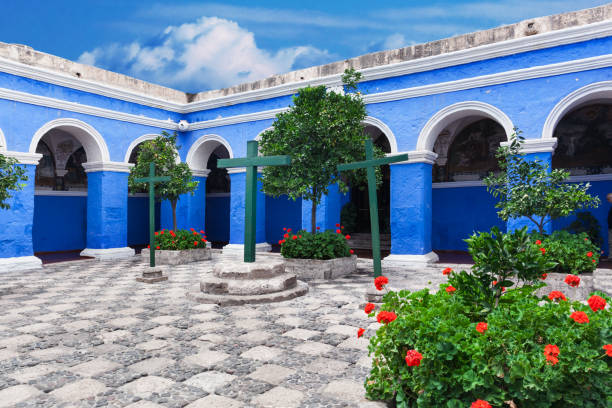 cortile del vecchio convento, perù, arequipa - catharine foto e immagini stock