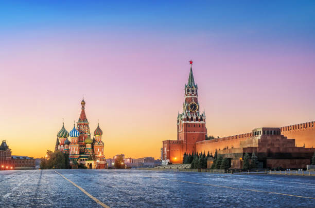 предрассветная красная площадь в москве - russia moscow russia st basils cathedral kremlin стоковые фото и изображения