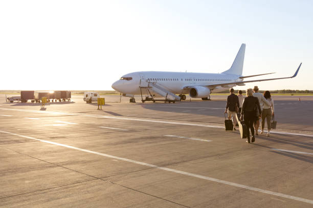 passagiere, die einen weiterflug - an bord stock-fotos und bilder