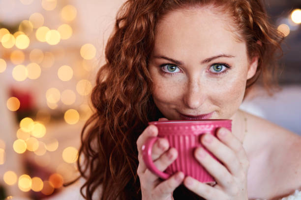 retrato de chica hermosa beber té o café - mulled wine christmas tea heat fotografías e imágenes de stock