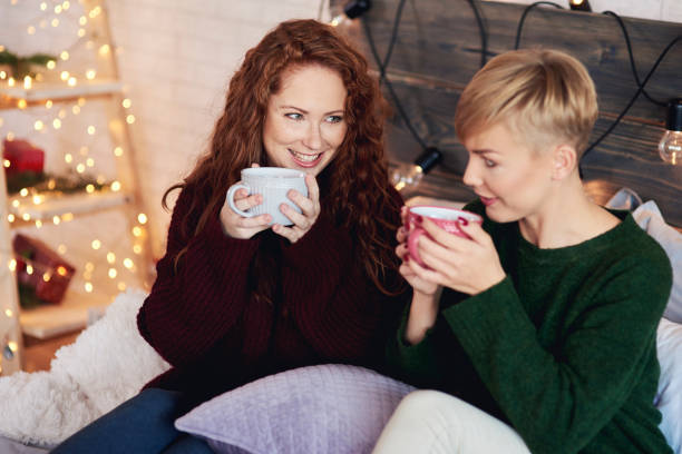 chicas felizes bebiendo té en la cama - mulled wine christmas tea heat fotografías e imágenes de stock