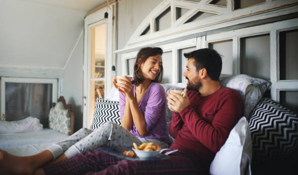 ベッドで怠惰な週末の朝。 - cabin indoors rustic bedroom ストックフォトと画像