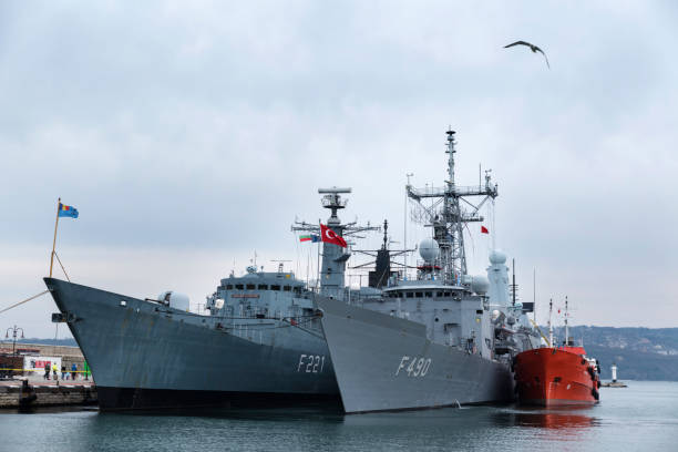 10 feb/2018, porto varna, bulgaria. il è il secondo gruppo navale permanente di motovedette della nato. composto da una nave ammiraglia hms duncan (royal navy ship), tcg gaziantep (turkish navy ship) e ros regele ferdinand (nave della marina rumena). - naval flag foto e immagini stock