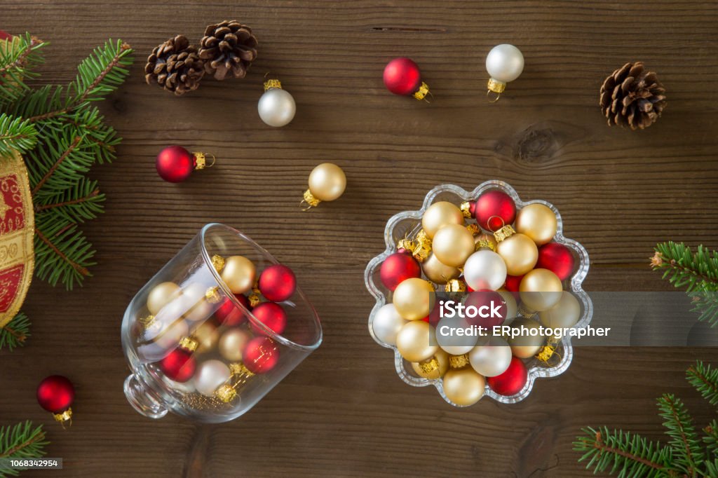 Foto de Composição De Natal Refinada Vista De Cima Com Bolas De Natal Vermelho Dourado E Prata Em Um Carrinho Do Bolo De Vidro e mais fotos de stock de Acima - Foto de Composição De Natal Refinada Vista De Cima Com Bolas De Natal Vermelho Dourado E Prata Em Um Carrinho Do Bolo De Vidro e mais fotos de stock de Acima -