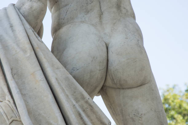 maschio glutei scultura monumento in pietra da vicino - nudo foto e immagini stock