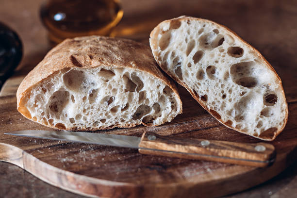 rustikale artisan brot oder italienische ciabatta - sauerteigbrot stock-fotos und bilder