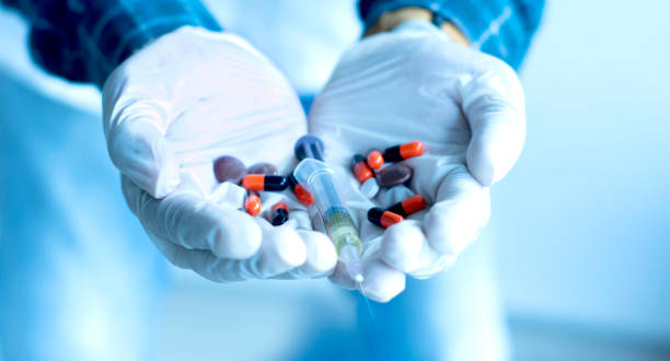 syringe and medicines - steroids imagens e fotografias de stock