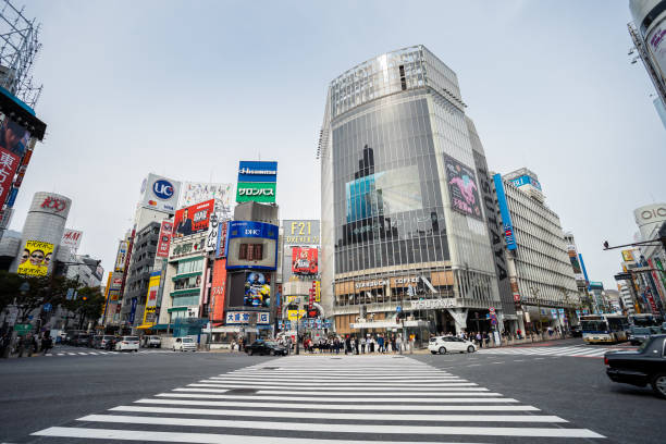 shibuya przekraczania tokio japonia. - scrambling zdjęcia i obrazy z banku zdjęć