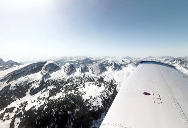 aeroplano sportivo alpi - airfield mountain snow airport foto e immagini stock