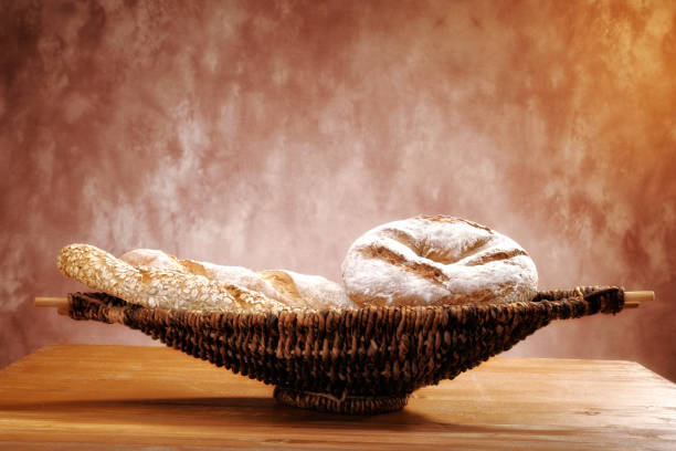 закрыть свежий хлеб договоренности в корзине - bakery meat bread carbohydrate стоковые фото и изображения