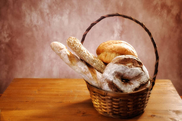 крупным планом группы различных свежих хлебов договоренности в корзине - bakery meat bread carbohydrate стоковые фото и изображения