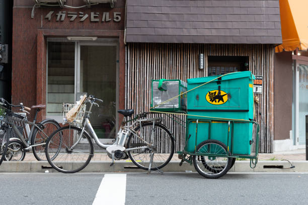 야마토 운 자전거 전달 편지 문 문 저녁 시간에 일본 도쿄에서 - truck truck driver exchanging large 뉴스 사진 이미지