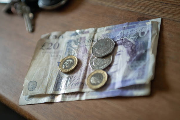 테이블에 영국 통화 - twenty pence coin 뉴스 사진 이미지