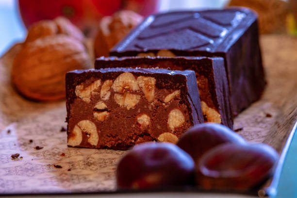 нуга, типичный неаполитанский десерт. в основном производится - torrone стоковые фото и изображения