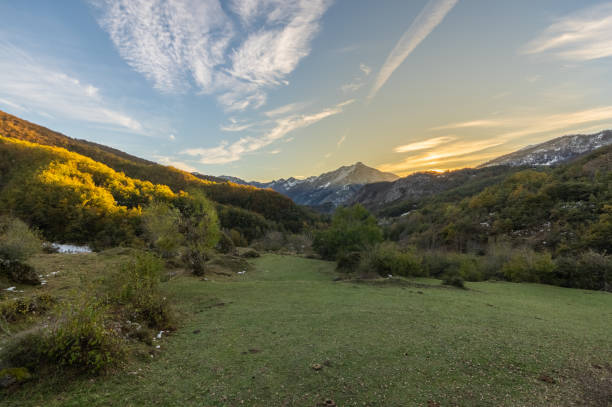 вид на гору саямбре в пикос-де-европа в леон испании во время заката осенью - castile and leon стоковые фото и изображения