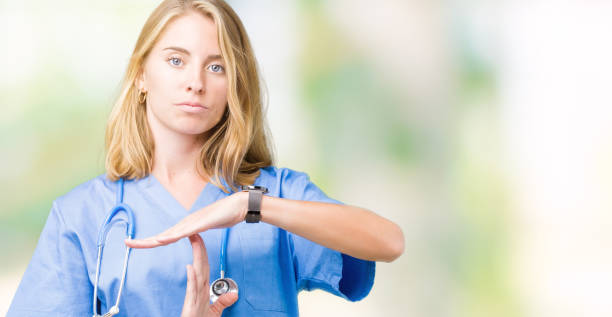 schöne junge ärztin frau in medizinischen uniform über isolierte hintergrund doing time out geste mit den händen, frustriert und ernstem gesicht - face time stock-fotos und bilder