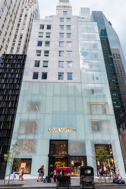 Tienda Louis Vuitton En Nueva York Estados Unidos Foto de stock y más banco  de imágenes de Clase alta - Clase alta, Exclusivo, Tienda - iStock